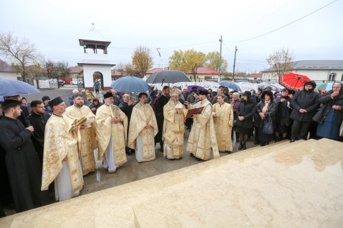Biserica satului Dâmbroca din Buzău a fost târnosită Poza 234690