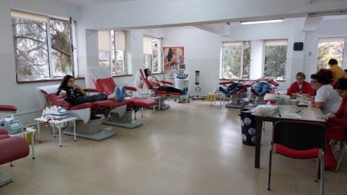 Tinerii ploieșteni au donat sânge pentru semenii lor bolnavi Poza 235194