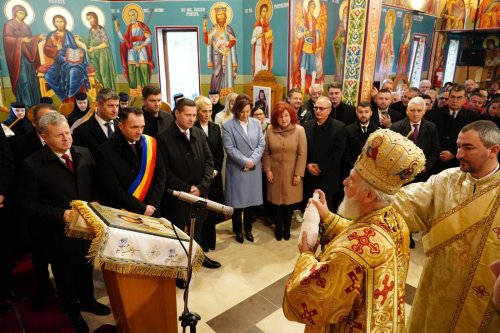 Sfințirea unei noi biserici din Târgoviște Poza 235460