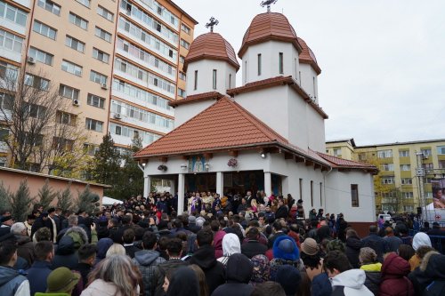 Sfințirea unei noi biserici din Târgoviște Poza 235461