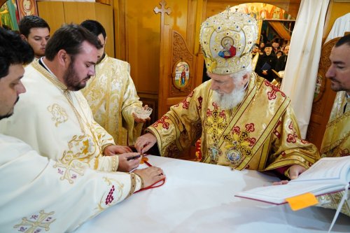 Sfințirea unei noi biserici din Târgoviște Poza 235462