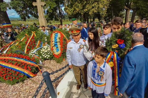 Adolescenți cu mâna la inimă Poza 235543