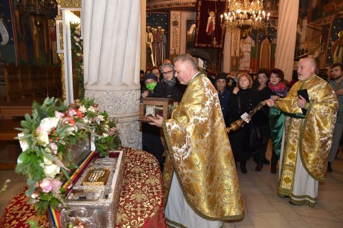 Brâul Maicii Domnului a ajuns la Biserica „Sfântul Gheorghe”-Nou din Capitală Poza 236082