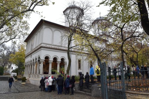 Brâul Maicii Domnului a ajuns la Biserica „Sfântul Gheorghe”-Nou din Capitală Poza 236095