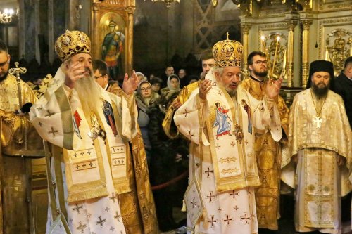 Doi mitropoliți au slujit în Catedrala Mitropolitană din Iași Poza 236115