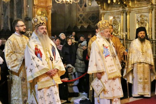 Doi mitropoliți au slujit în Catedrala Mitropolitană din Iași Poza 236117