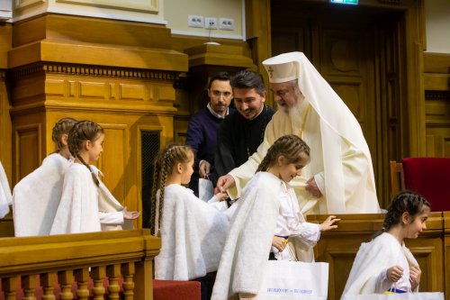 Spectacolul „Sfântul Nicolae în mijlocul copiilor” la Palatul Patriarhiei Poza 236361