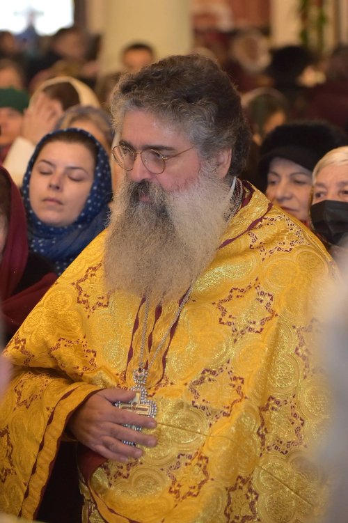 Brâul Maicii Domnului lângă mâna Arhiepiscopului Mirelor Lichiei Poza 236493