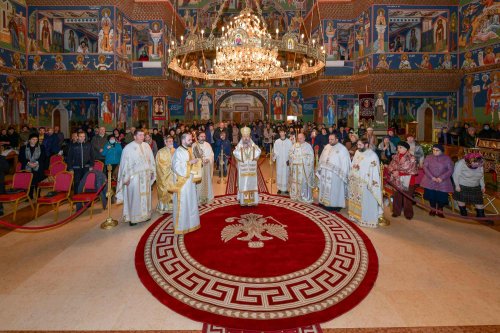 Rugăciune și pomenire la Parohia „Sfânta Vineri”- Drumul Taberei Poza 236586