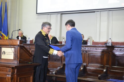 Teologi premiați de Academia Română Poza 236743