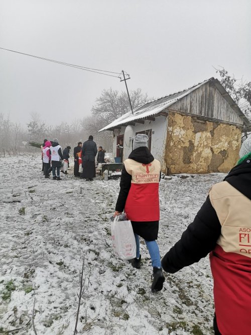 Caravana „Dar de Crăciun” a Episcopiei Hușilor a pornit spre casele copiilor Poza 236810