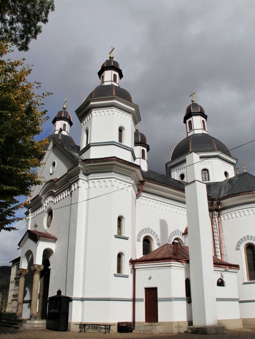 Biserica plină de copii a Sfântului Nicolae din Câmpulung Moldovenesc Poza 236908