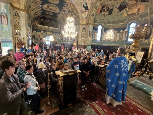 Biserica plină de copii a Sfântului Nicolae din Câmpulung Moldovenesc Poza 236912