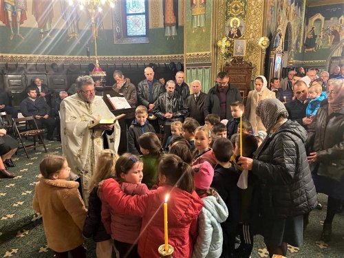 Biserica plină de copii a Sfântului Nicolae din Câmpulung Moldovenesc Poza 236913