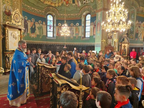 Biserica plină de copii a Sfântului Nicolae din Câmpulung Moldovenesc Poza 236917