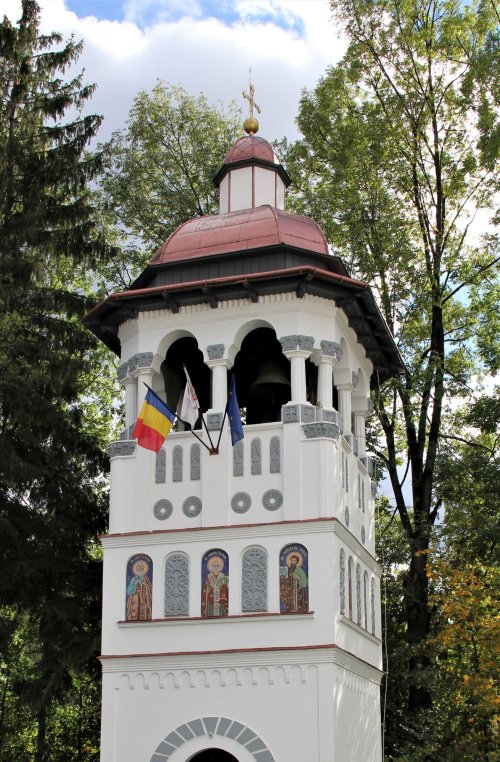 Biserica plină de copii a Sfântului Nicolae din Câmpulung Moldovenesc Poza 236919