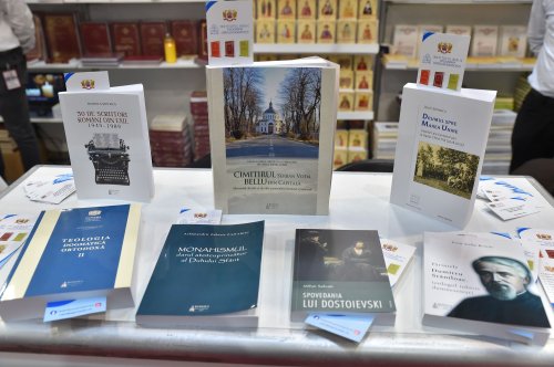 Editurile Patriarhiei Române la Târgul „Gaudeamus” Poza 236982