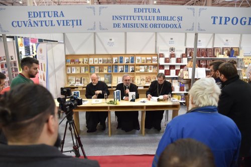 Editurile Patriarhiei Române la Târgul „Gaudeamus” Poza 237002