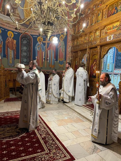 Slujire la paraclisul Mănăstirii „Sfântul Ioan cel Nou de la Suceava” Poza 237139