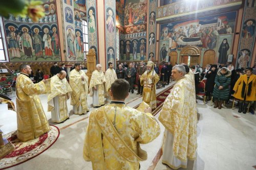 Liturghie arhierească și concert de colinde în catedrala din Nehoiu Poza 237330