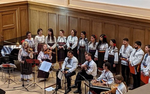 Concert de colinde tradiționale românești și balcanice la Iași Poza 237446