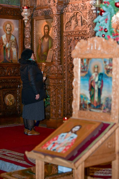 Biserica „Sfântul Elefterie”-Nou din București și-a cinstit ocrotitorul Poza 237711