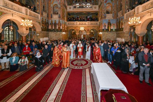 Biserica „Sfântul Elefterie”-Nou din București și-a cinstit ocrotitorul Poza 237721