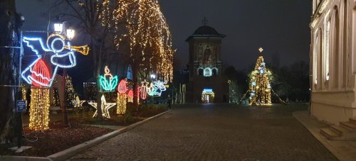 Colina Patriarhiei înfrumusețată pentru Sărbătoarea Crăciunului Poza 237831