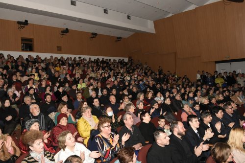 Colinde pe scena Teatrului „Jean Bart” din Tulcea Poza 237650