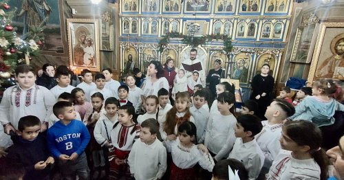 Glasuri de colindători în biserica Parohiei Mehedinţa Poza 238380