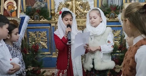 Glasuri de colindători în biserica Parohiei Mehedinţa Poza 238381