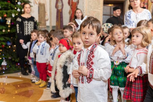Primii colindători au sosit la Patriarhul României Poza 238395