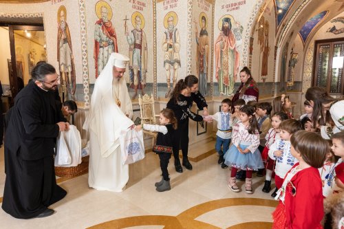 Primii colindători au sosit la Patriarhul României Poza 238411