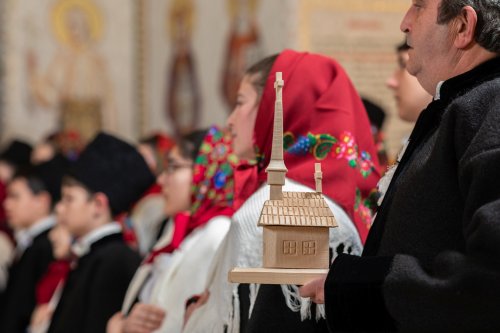 Primii colindători au sosit la Patriarhul României Poza 238423