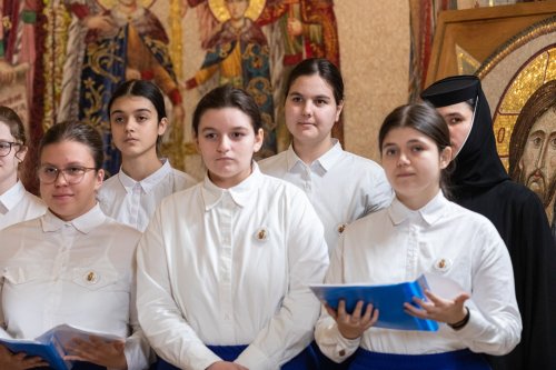 Primii colindători au sosit la Patriarhul României Poza 238427