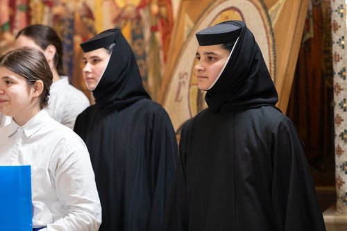 Primii colindători au sosit la Patriarhul României Poza 238433