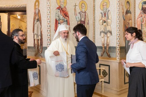 Primii colindători au sosit la Patriarhul României Poza 238446