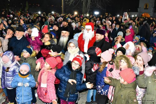 1.200 de copii au primit în curtea catedralei din Huși cadourile mult așteptate Poza 238710