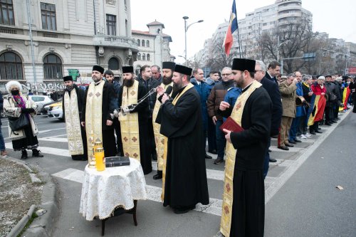 Popas de rugăciune și pomenire în Piața Universității Poza 238781