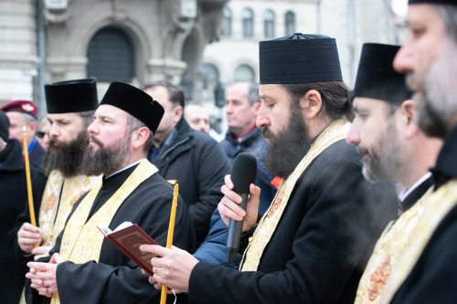 Popas de rugăciune și pomenire în Piața Universității Poza 238790
