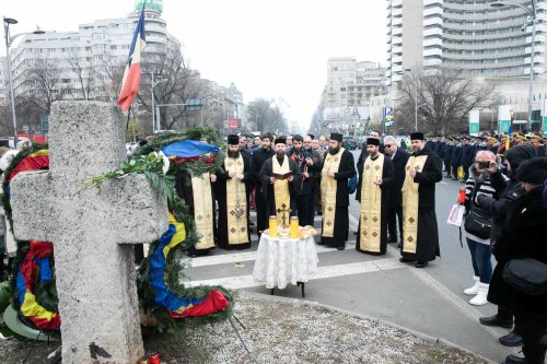 Popas de rugăciune și pomenire în Piața Universității Poza 238801