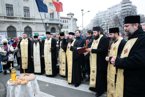 Popas de rugăciune și pomenire în Piața Universității Poza 238802