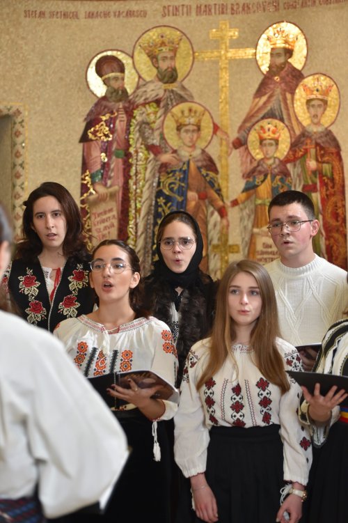 Patriarhul României a primit mai multe cete de colindători Poza 239077