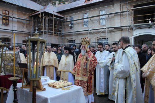 Zi de hram la ctitoria de la Tismana a Sfântului Nicodim  Poza 239474