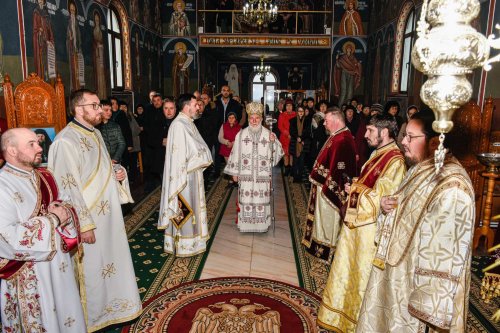 Liturghie arhierească la biserica din Măcin Poza 239547