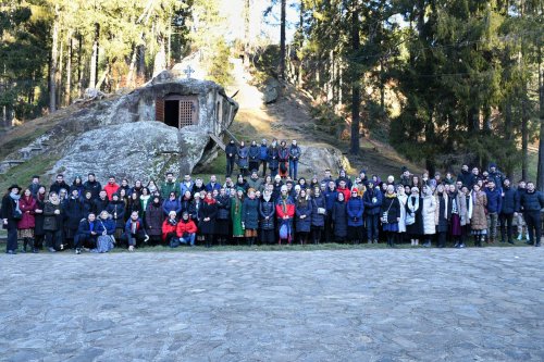 Peste 150 de studenți au întâmpinat noul an la Mănăstirea Putna Poza 240100