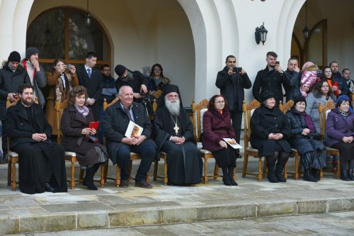 Peste 150 de studenți au întâmpinat noul an la Mănăstirea Putna Poza 240101