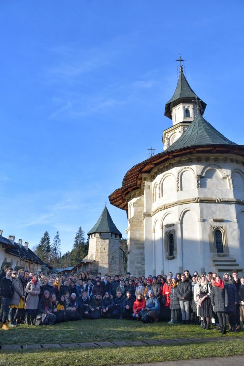 Peste 150 de studenți au întâmpinat noul an la Mănăstirea Putna Poza 240103