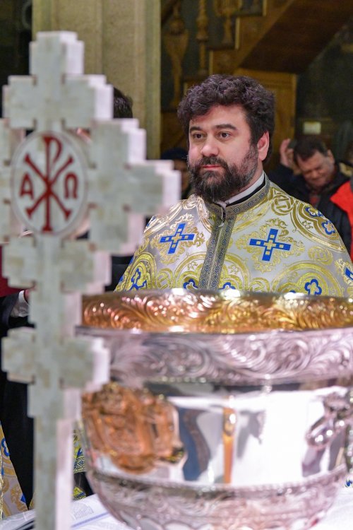 Sfințirea apei în ajunul Bobotezei la Catedrala Patriarhală Poza 240219