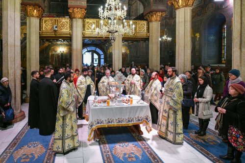 Sfințirea apei în ajunul Bobotezei la Catedrala Patriarhală Poza 240224